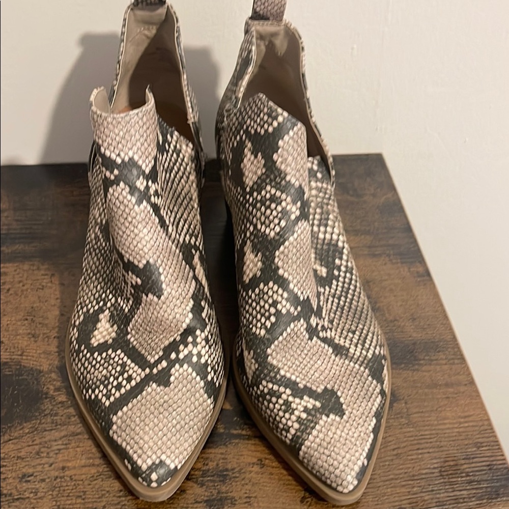 Universal Thread Gray Black Ankle Boots with Modern Silhouette